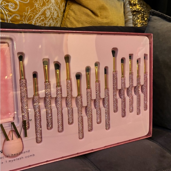 **ONLY 2 LEFT** GLITZ & GLAM LIMITED EDITION 30 Piece Essentials Collection - Picture 5 of 6